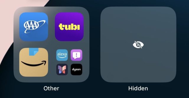 Van iPhoneIslam.com Het scherm toont het startscherm van iOS 18 met twee app-mappen: één met het label 'Overig' en met zes app-pictogrammen, waaronder Amazon en Alexa, en de andere met het label 'Verborgen' met het oogpictogram doorgestreept.