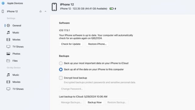 من iPhoneIslam.com، لقطة شاشة توضح إعدادات iPhone 12 في Finder على نظام macOS. تعرض الشاشة إصدار البرنامج والنسخ الاحتياطي على iCloud وخيارات النسخ الاحتياطي المحلي وآخر معلومات النسخ الاحتياطي بتاريخ 29/5/2024 الساعة 10:06 صباحًا. مثالي لأولئك الذين ينقلون البيانات من الآي-فون القديم إلى الآي-فون الجديد.