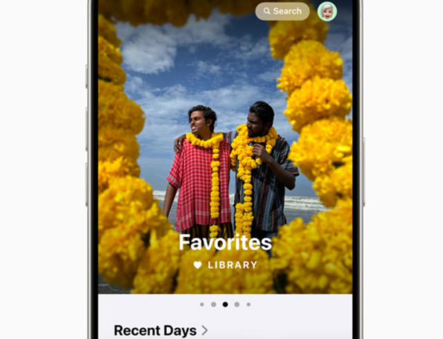 من iPhoneIslam.com، شخصان يرتديان أكاليل زهور صفراء وملابس منقوشة محاطان بقوس زهري أصفر على شاشة الهاتف المحمول يعرض قسم "المفضلة" في مكتبة الصور، ويعرض بعض ميزات iOS 18 مخفية.