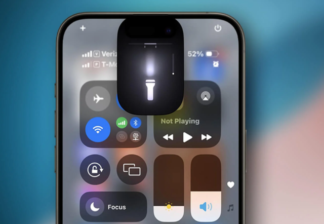 من iPhoneIslam.com، شاشة هاتف ذكي تعرض قائمة مركز التحكم مع أيقونة المصباح النشط، وتعرض إحدى ميزات iOS 18 الرائعة.