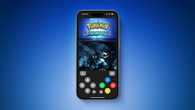 من iPhoneIslam.com، يعرض هاتف ذكي لعبة "Pokémon Alpha Sapphire" مع وحدة تحكم مرئية على الشاشة، على خلفية متدرجة زرقاء، تذكرنا بأيام الصيف الحالمة في شهر يونيو.