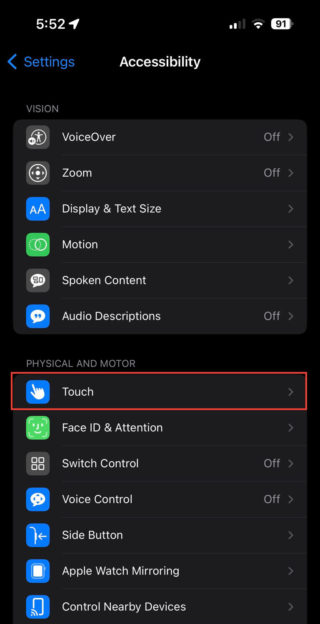 من iPhoneIslam.com، شاشة هاتف ذكي تعرض قائمة إعدادات إمكانية الوصول على الآي فون، مع خيارات الرؤية والجسد والحركية، بما في ذلك VoiceOver، والتكبير/التصغير، واللمس، وFace ID، والانتباه المميز. بالإضافة إلى ذلك، يتم عرض ميزة إيقاف زر الباور بشكل بارز.
