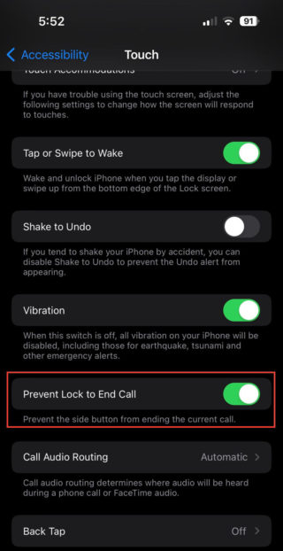 من iPhoneIslam.com، لقطة شاشة لإعدادات إمكانية الوصول في نظام التشغيل iOS، وتحديدًا قسم اللمس. تم تفعيل خيار "منع القفل لإنهاء المكالمة"، مما يمنع زر الباور من إنهاء المكالمات على الآي-فون.