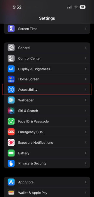من iPhoneIslam.com، لقطة شاشة لقائمة إعدادات الآي فون، مع تمييز خيار إمكانية الوصول بواسطة مربع أحمر. الوقت المعروض هو 5:52، والبطارية ممتلئة تقريبًا.
