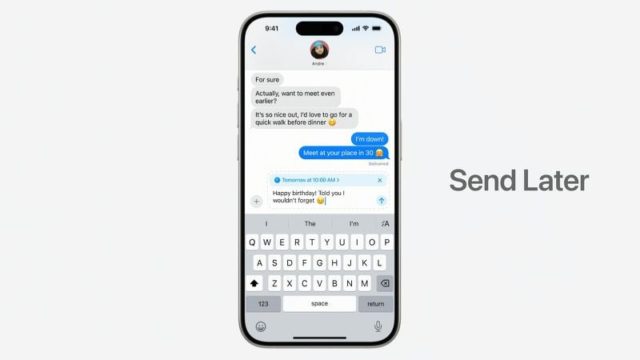 من iPhoneIslam.com، صورة لهاتف ذكي تعرض محادثة نصية ضمن تطبيق الرسائل على iOS 18، وتعرض ميزة "إرسال لاحقًا" الجديدة. تتضمن واجهة الرسائل رسالة مجدولة لـ "اليوم الساعة 10:00 صباحًا.