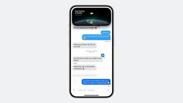 iOS 18 akıllı telefon, iPhoneIslam.com'da Mesajlar uygulamasında metin konuşmalarını görüntülüyor ve GPS uydu bağlantısını gösteriyor. Ekranda, bazıları emoji içeren, seyahat planlarını tartışan ve uydu aracılığıyla konum güncellemeleri gönderen metin balonları görünüyor.