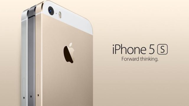 من iPhoneIslam.com، تظهر ثلاثة أجهزة iPhone 5S بألوان مختلفة: الذهبي والفضي والرمادي الفلكي، مصحوبة بالنص "iPhone 5S" وشعار "Forward Thinking". لا تفوت التحديثات المثيرة القادمة في الأسبوع 31 مايو.