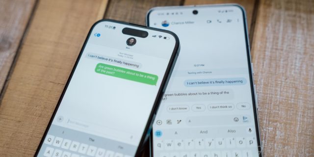 Vanaf iPhoneIslam.com zijn twee smartphones met berichten-apps geopend, waarop een gesprek te zien is over hoe ‘groene bubbels’ tot het verleden behoren. Op de ene telefoon wordt iMessage weergegeven met een blauwe berichtachtergrond, terwijl op de andere RCS op een Android-apparaat met een groene berichtachtergrond wordt weergegeven.