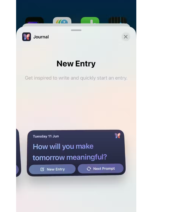 من iPhoneIslam.com، لقطة شاشة لمطالبة "إدخال جديد" في تطبيق مجلة على نظام التشغيل iOS 18، تسأل "كيف ستجعل الغد ذا معنى؟" مع عرض خيارات "إدخال جديد" و"الموجه التالي". اكتشف الميزات المخفية التي قدمتها شركة Apple في هذه الواجهة الأنيقة.