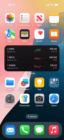 Mula sa iPhoneIslam.com, isang screen ng smartphone na nagpapakita ng iba't ibang icon ng app at isang widget ng stock na nagpapakita ng performance ng stock na may mga nadagdag at natalo para sa AAPL, NFLX at GOOG pagkatapos ng pinakabagong update sa iOS 18 sa telepono ay 09:41.