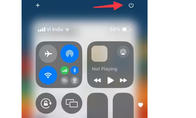 Da iPhoneIslam.com, uno screenshot del Centro di controllo dell'iPhone in iOS 18 che mostra vari controlli, come la modalità aereo, Wi-Fi, Bluetooth e riproduzione musicale. Una freccia rossa punta al pulsante di accensione nell'angolo in alto a destra, evidenziando una delle funzionalità nascoste di Apple.