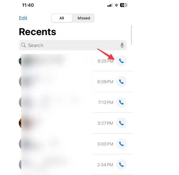 Da iPhoneIslam.com, lo schermo di uno smartphone che mostra la cronologia delle chiamate recenti con nomi dei contatti sfocati. La freccia rossa indica una chiamata effettuata alle 9:25, mostrando le funzionalità nascoste in iOS 18 da Apple.