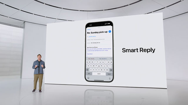 من iPhoneIslam.com، شخص يقف بجوار شاشة كبيرة تعرض رسالة بريد إلكتروني تم كتابتها على هاتف ذكي. يقرأ عنوان الشاشة "الرد الذكي".