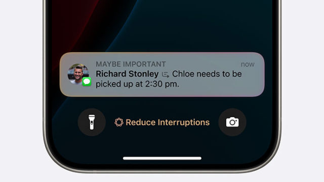 من iPhoneIslam.com، شاشة هاتف تعرض إشعارًا من ريتشارد ستونلي يفيد بأنه "يجب اصطحاب كلوي في الساعة 2:30 مساءً.