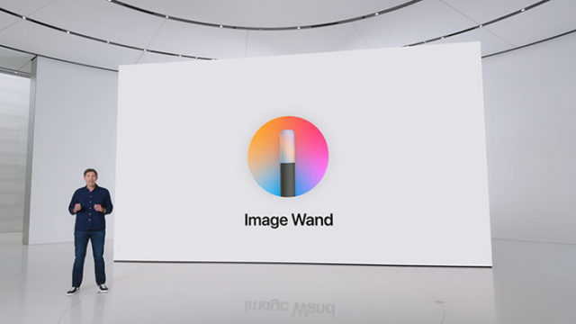 من iPhoneIslam.com، شخص يقف على خشبة المسرح ويعرض "Image Wand"، والتي يتم عرضها على شاشة كبيرة خلفه. يتميز الشعار بأيقونة عصا ذات خلفية متدرجة ملونة.