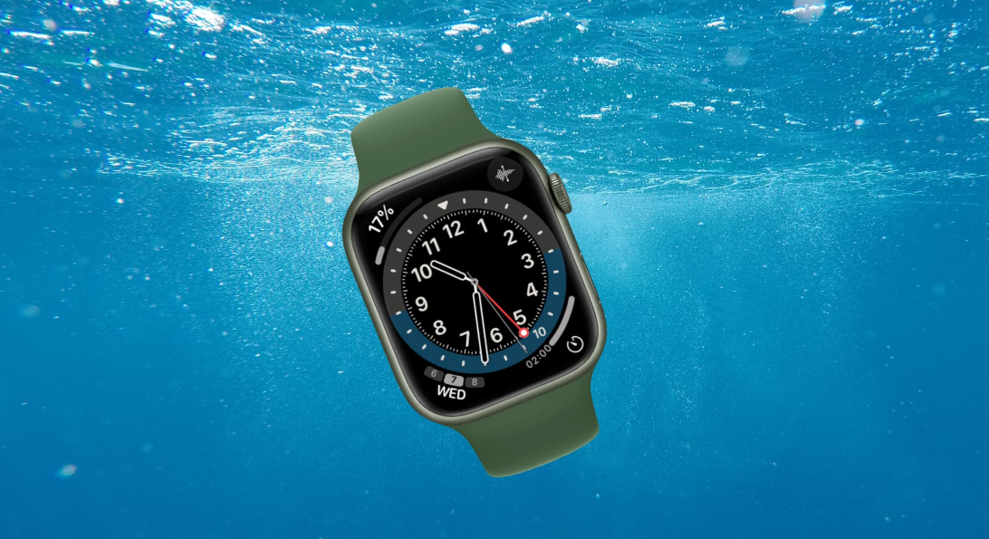 من iPhoneIslam.com، ساعة Apple الذكية مع شريط أخضر تحت الماء. تعرض الشاشة الوقت بالساعة 10:09 والتاريخ بالأربعاء والبطارية بنسبة 71%. الفقاعات وأشعة الشمس تتراقصان في المياه الزرقاء.