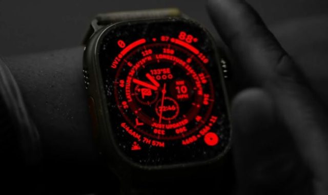 С сайта iPhoneIslam.com: крупный план экрана Apple Watch Ultra: красный экран отображает различные данные, включая температуру (88 градусов по Фаренгейту), высоту (1337 футов) и скорость (10 миль в час). Рука в перчатке настраивает часы.