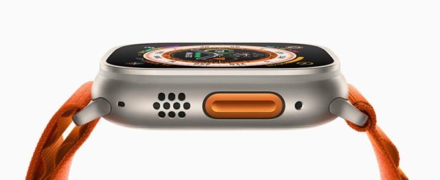 Da iPhoneIslam.com, lo smartwatch Apple Watch Ultra 3 ha un cinturino arancione e un quadrante rettangolare che mostra metriche diverse. La vista laterale mostra un altoparlante, un pulsante e i punti di connessione per il cinturino.