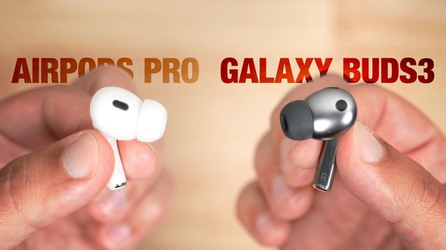 Z iPhoneIslam.com zbliżenie dłoni trzymających słuchawki AirPods pro 2 (po lewej) i Samsung Buds3 pro (po prawej) z ich nazwami w tle, co pozwala na wizualne porównanie.