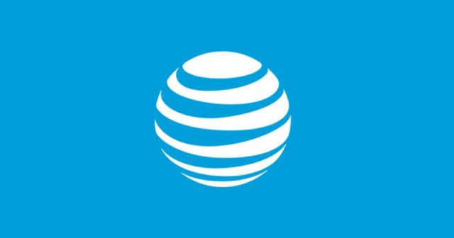 Von iPhoneIslam.com Das Bild zeigt das AT&T-Logo, ein horizontal gestreiftes, weißes, kugelförmiges Design auf hellblauem Hintergrund. Fringe News berichtet, dass dieses unverwechselbare Logo globale Konnektivität und moderne Kommunikation symbolisiert.