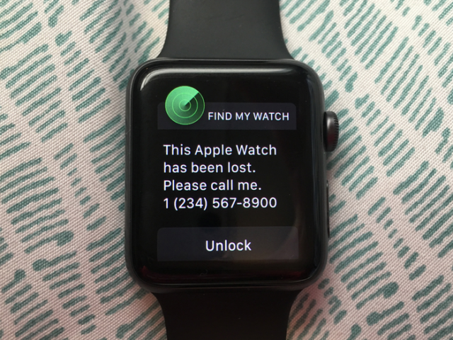 Da iPhoneIslam.com, Apple Watch visualizza un messaggio di smarrimento con un numero di telefono da chiamare: "Questo Apple Watch è stato smarrito. Per favore chiamami. 1 (234) 567-8900." Il pulsante in basso dice "Apri". Un negozio Apple Watch è fondamentale quando lo perdi.