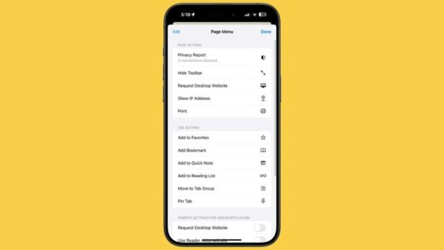 Depuis iPhoneIslam.com, un smartphone affichant le nouvel écran d'options du menu du navigateur Safari pour iOS 18 avec les paramètres du rapport de confidentialité, masquer la barre d'outils, demander un site Web sur le bureau, partager l'adresse IP, l'impression et de nombreuses autres actions liées aux onglets sur fond jaune.