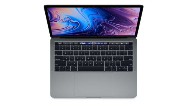 Op iPhoneIslam.com is van bovenaf een grijze laptop met kleurendisplay, zwart toetsenbord en touchbar te zien, klaar om aan de zijlijn bij te praten voor de week van 28 juni.