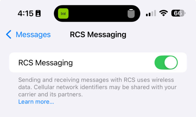 来自 iPhoneIslam.com 的 iOS 18 中 iPhone 设置页面的屏幕截图，显示 RCS 消息选项已打开。请注意，RCS 使用无线数据，并可能与您的运营商及其合作伙伴共享网络标识符。 Apple 的更新改进了无缝消息传递功能。