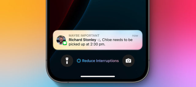 iPhoneIslam.com から、電話画面に「重要なことかもしれません - リチャード・ストーンリー、クロエは午後 2 時 30 分に迎えに行く必要があります」という通知が表示されます。 「中断を減らす」または「表示」オプションを以下に示します。これは、テクノロジーで生活を簡素化するという Apple の取り組みを示しています。