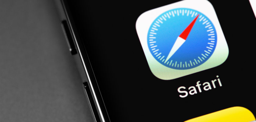 Depuis iPhoneIslam.com, gros plan de l'écran d'un smartphone montrant l'icône de l'application Safari dans iOS 18, qui présente un motif de boussole avec une aiguille rouge et bleue.