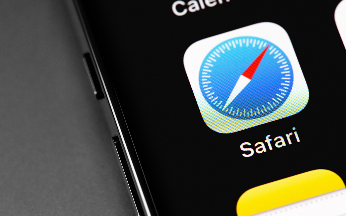 من iPhoneIslam.com، لقطة مقربة لشاشة هاتف ذكي تعرض أيقونة تطبيق Safari في iOS 18، والتي تتميز بتصميم بوصلة بإبرة حمراء وزرقاء.