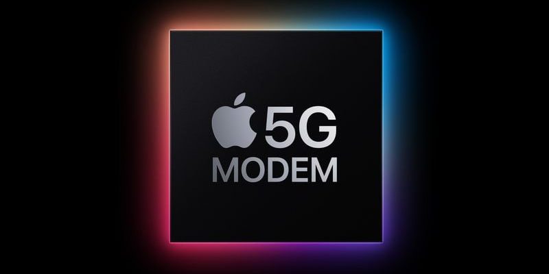 من iPhoneIslam.com، صورة لشريحة سوداء عليها شعار شركة آبل ونص "5G MODEM" مضاءة بتدرج من الألوان حول حوافها. ترقبوا المزيد من الأخبار حول هذه التقنية الرائدة المقرر إطلاقها في أغسطس.