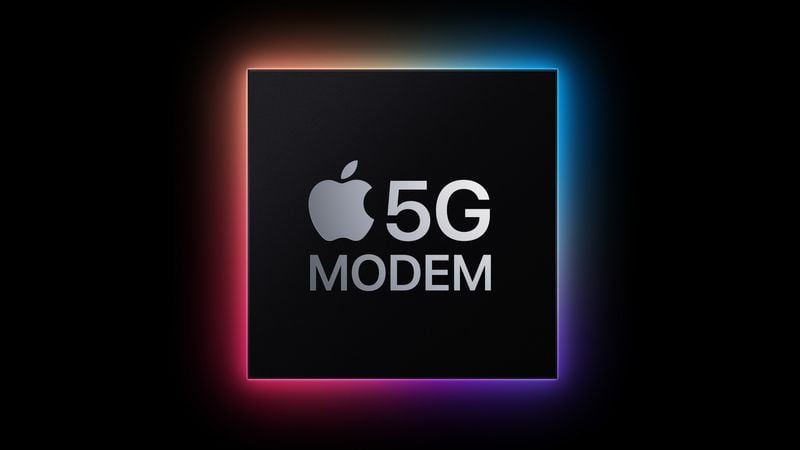 من iPhoneIslam.com، صورة لشريحة سوداء عليها شعار شركة آبل ونص "5G MODEM" مضاءة بتدرج من الألوان حول حوافها. ترقبوا المزيد من الأخبار حول هذه التقنية الرائدة المقرر إطلاقها في أغسطس.