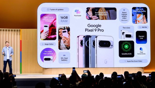 من iPhoneIslam.com، يقف مقدم العرض على خشبة المسرح بجوار شاشة كبيرة تعرض ميزات Google Pixel 9 Pro، بما في ذلك ذاكرة وصول عشوائي بسعة 16 جيجابايت وPixel Studio. ومع إمكانات أدوات جوجل وإنشاء وتحرير الصور، بالإضافة إلى إطاره المعدني وتكامله مع الذكاء الاصطناعي، فهو مليء بالمواصفات وأيقونات التطبيقات الرائعة.