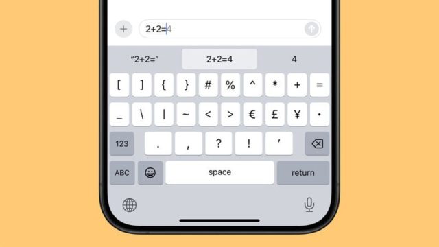 Dari iPhoneIslam.com, Layar smartphone menampilkan keyboard dengan persamaan "2+2=" tertulis di kolom input teks, menampilkan fitur Aplikasi Puzzle baru di iOS 18.