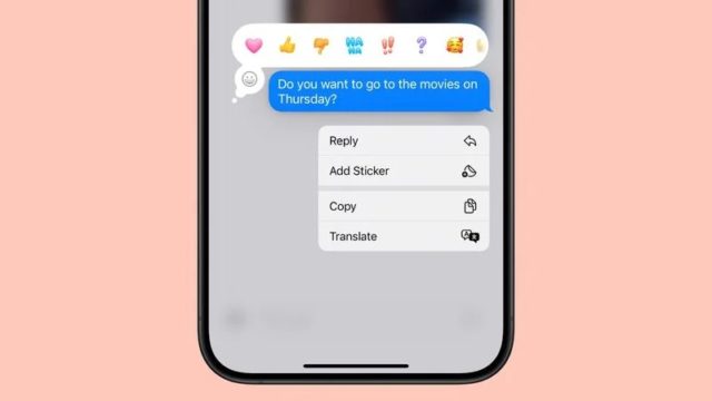 Van iPhoneIslam.com, een telefoonscherm met het sms-bericht “Wil je donderdag naar de film?” Met opties: antwoorden, sticker toevoegen, kopiëren en vertalen. Er verschijnen verschillende reactie-emoji's bovenaan het bericht. De Berichten-app in iOS 18 introduceert nieuwe functies voor een verbeterde berichtenervaring.