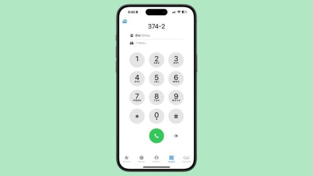 No iPhoneIslam.com, a tela do smartphone mostra uma interface de discagem com o número “374-2” e “Eric Silva” inseridos na parte superior. O fundo é verde claro, mostrando os recursos do aplicativo móvel na versão mais recente do iOS 18.