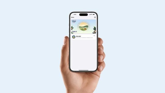 Depuis iPhoneIslam.com, main tenant un smartphone montrant une application cartographique avec le point vert comme emplacement, sur fond bleu clair. Du 1er août à la semaine du 26 juillet, restez informé des actualités sur les marges tout en voyageant vers de nouveaux endroits.