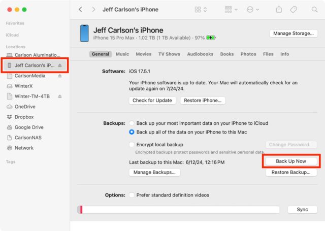 من iPhoneIslam.com، لقطة شاشة لتطبيق Apple Finder تعرض إعدادات "Jeff Carlson's iPhone". يتم عرض خيارات النسخ الاحتياطي وتفاصيل التخزين ومعلومات إصدار البرنامج لجهاز الآيفون الذي يعمل بنظام التشغيل iOS 18. ويتم تمييز زر "النسخ الاحتياطي الآن"، وهو جاهز لبدء نسخة نسخة احتياطية.