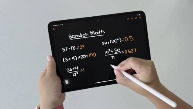 iPhoneIslam.com'dan, Bir kişi elinde bir tablet tutuyor ve kalemle siyah ekrana matematiksel denklemler ve formüller yazıyor ve iOS 18'deki yenilikleri keşfediyor.