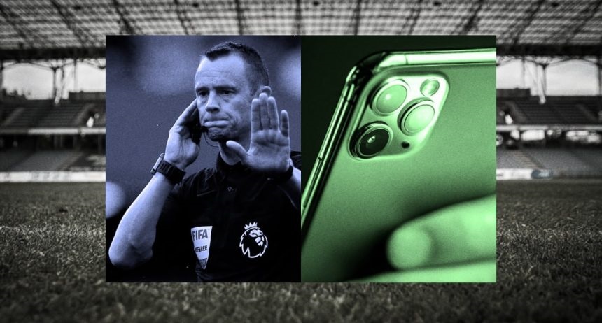 من iPhoneIslam.com، وتُظهر الصورة المقسمة إلى شاشة حكمًا يشير للتوقف على اليسار ولقطة مقربة لكاميرا الآيفون على اليمين في محيط الملعب، مما يسلط الضوء على دمج التكنولوجيا مثل تقنية الفيديو المساعد في مراقبة اللحظات الحاسمة مثل تحديد الموقع.