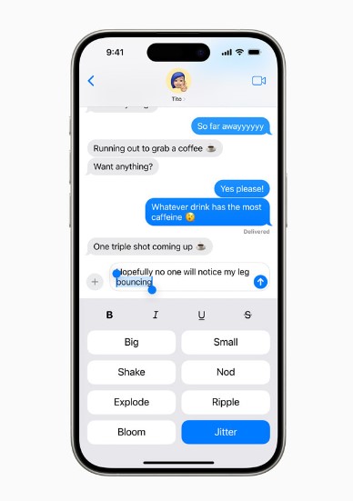 Van iPhoneIslam.com, een smartphonescherm met een gesprek in de iOS 18-berichtenapp over koffie. Onder de chat verschijnen functies om tikinteracties aan te passen, zoals Vind ik leuk, Liefde en Lachen, waarbij enkele van de nieuwe functies in de Berichten-app worden benadrukt.