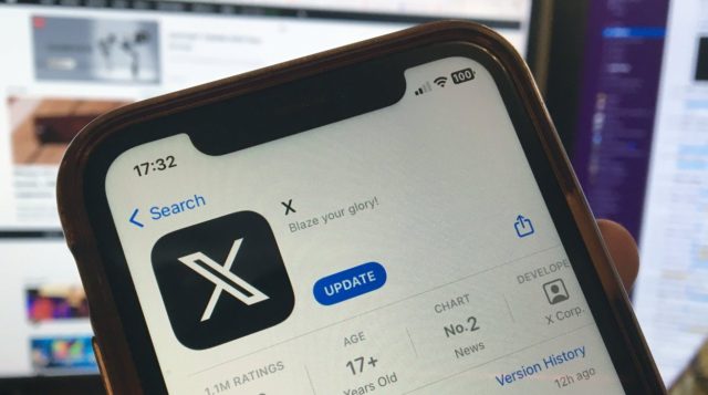 من iPhoneIslam.com، صورة مقربة لشاشة هاتف ذكي تعرض صفحة التحديث لتطبيق باسم "X" على متجر تطبيقات Apple، مع ظهور شعار التطبيق وزر التحديث. وفي أخبار ذات صلة، واجهت شركة أكس في البرازيل تدقيقًا من المحكمة العليا مؤخرًا.