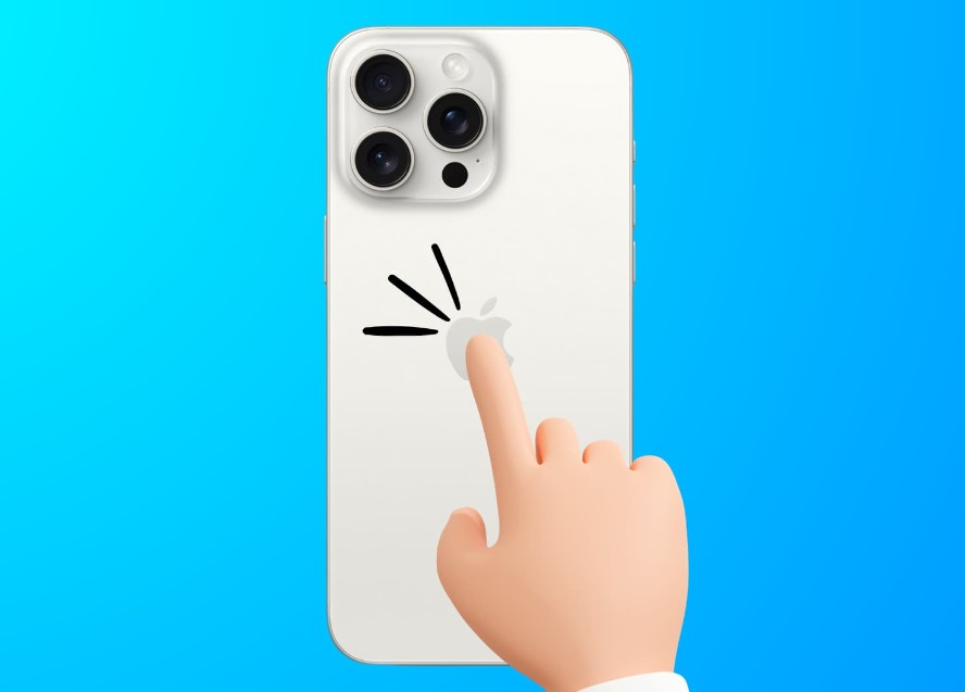 من iPhoneIslam.com، يد تضغط على ظهر هاتف ذكي أبيض مزود بثلاث عدسات كاميرا، ويظهر على ظهره رمز يشير إلى التفاعل باللمس. ويظهر الجهاز الذي يعمل بنظام التشغيل iOS 18 على خلفية زرقاء.