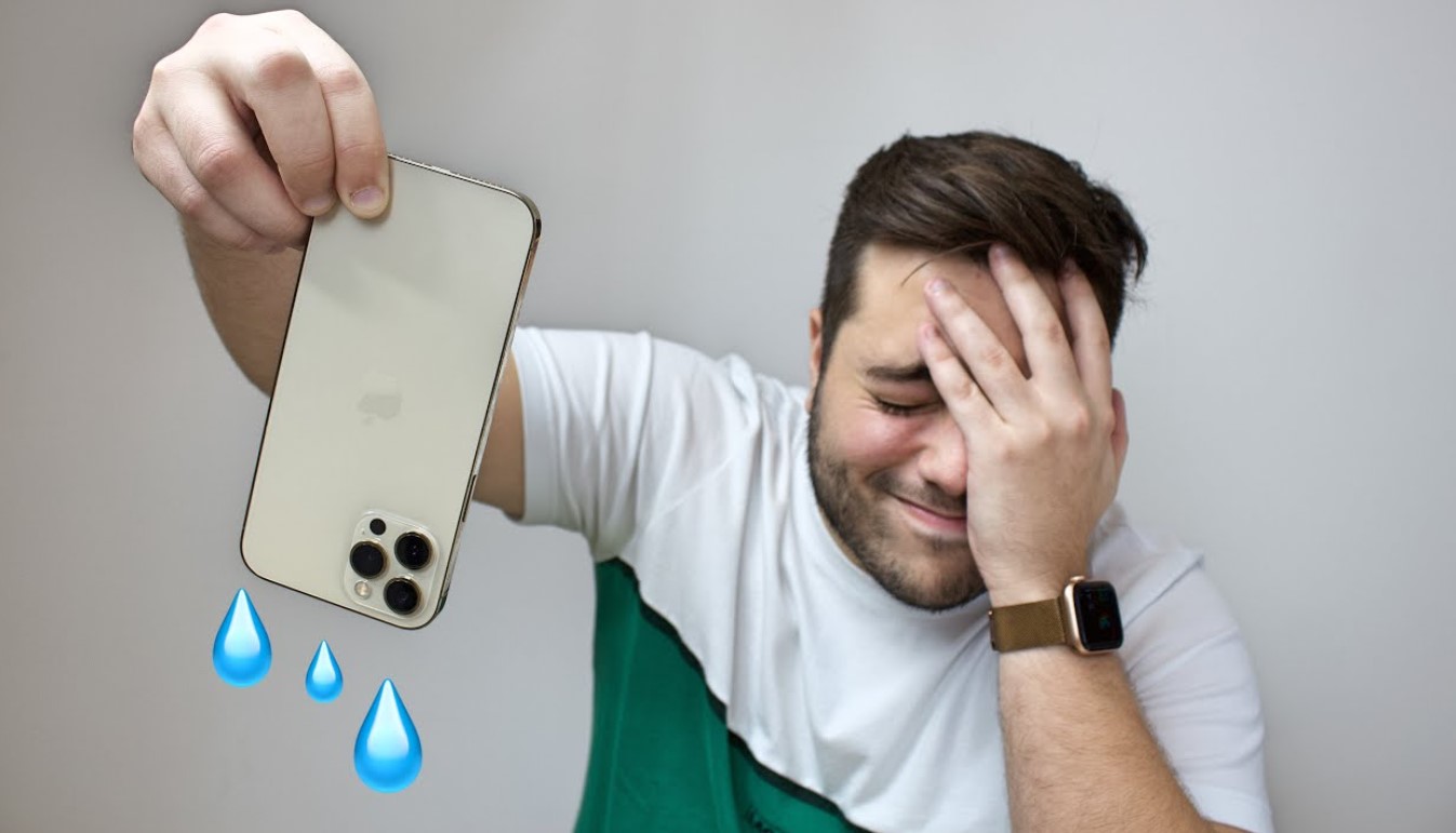 iPhoneIslam.com에서 한 사람은 젖은 스마트폰을 한 손에 들고 다른 손으로 얼굴을 가리고 슬픈 표정을 짓고 있습니다. 아마도 iPhone 건조 방법에 대한 YouTube 동영상을 보지 않은 것을 후회하는 것 같습니다.
