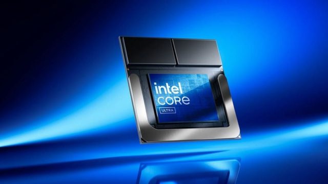 Ji iPhoneIslam.com, wêneya çîpek pêvajoyek Intel Core Ultra li ser paşxaneyek şînahiya şîn a bi refleksên ronahiyê.