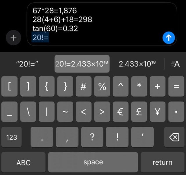 De afbeelding van iPhoneIslam.com toont de Calculator-app op een mobiel iOS 18-apparaat met de berekeningen 67*28=1,876, 28(4+6)+18=298, tan(60)=0.32 en 20!=. Het toetsenbord bevat verschillende pictogrammen en knoppen voor verschillende berekeningen.