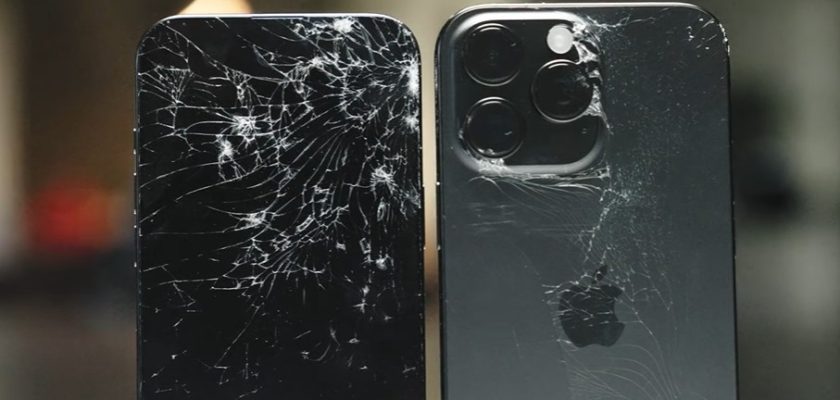 iPhoneIslam.com'dan, ekranları ve arka kapakları ciddi şekilde çatlamış, ciddi hasar gösteren iki iPhone 16 Pro Max akıllı telefon. İki telefonun karanlık bir yüzeye yan yana yerleştirilmesi, düşme testinin sonuçlarını açıkça gösteriyordu.