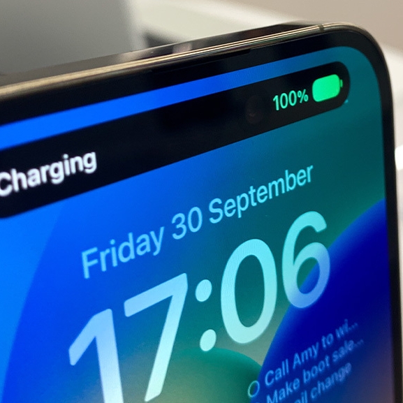 Van iPhoneIslam.com toont het smartphonescherm de datum ‘Vrijdag 30 september’, de tijd ‘17:06’ en de batterijstatus ‘100%’. Met iOS 18 wordt het apparaat momenteel opgeladen, waarbij gebruik wordt gemaakt van verbeterde oplaadopties voor optimale prestaties.