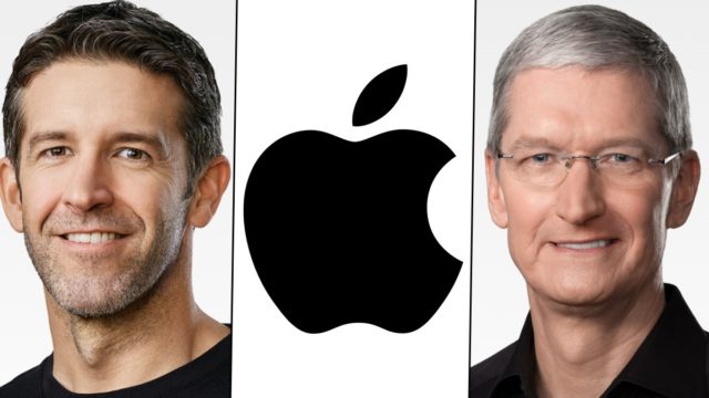 iPhoneIslam.com からの画像では、Apple ロゴの両側に 2 人の男性が写っています。左側の男性、ジョン・テルノスは、短い黒髪と笑顔を持ち、右側の男性、ティム・クック（ティム・クック）は、短い白髪と眼鏡を持っています。